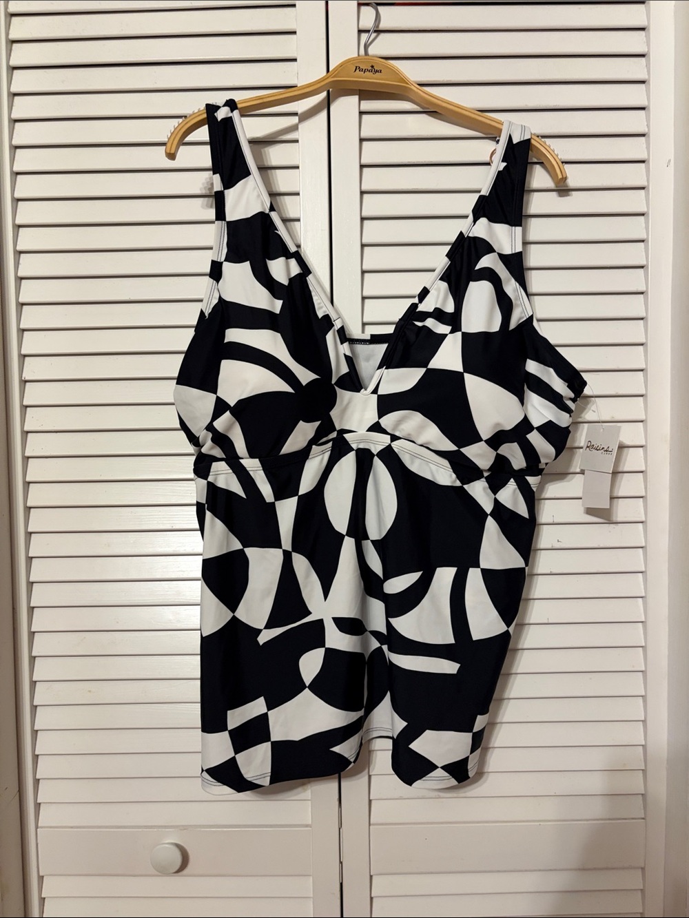 NWT Raisins  Black & White Geometric V-Neck Women’s Swimsuit Tank Top